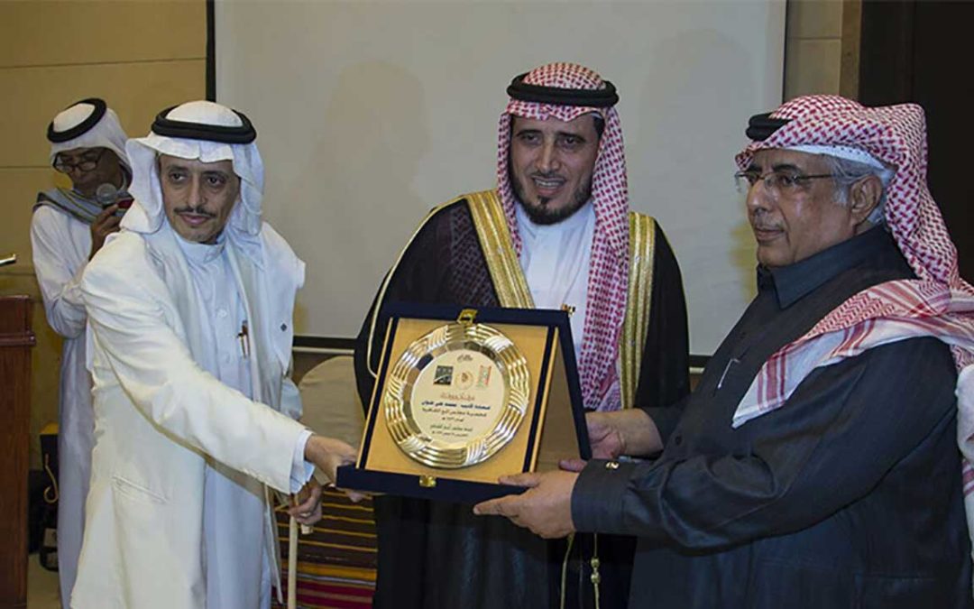 محمد علوان يتسلم درع التكريم من أمين مجلس ألمع الثقافي (الوطن)